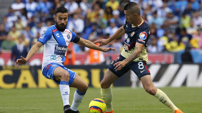 Mateus Uribe pelea la pelota. Se fue expulsado. Source: Imago7.