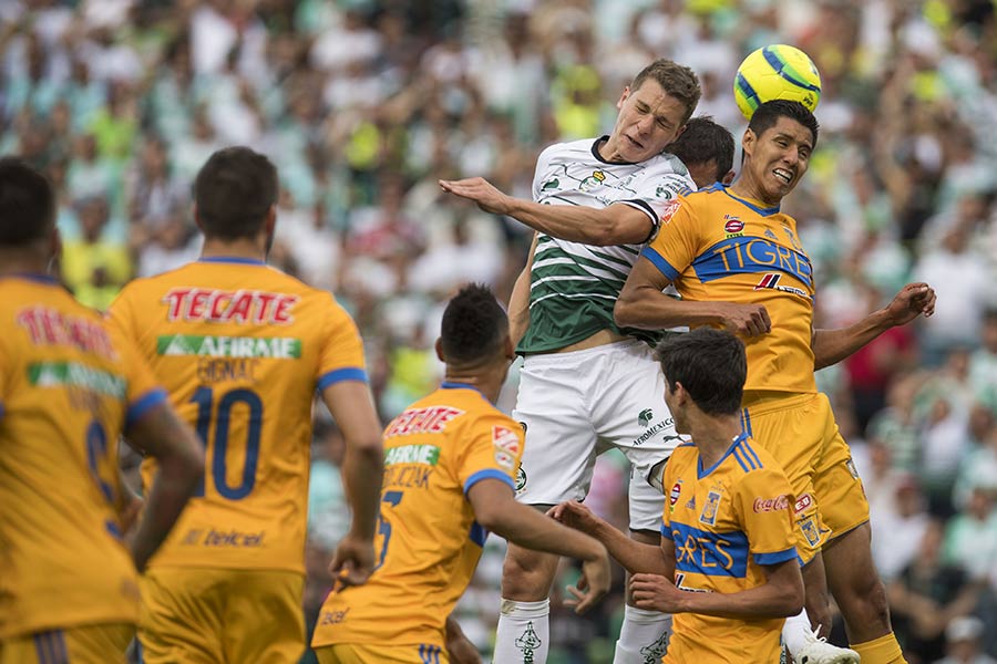 Santos pasó por posicion en la tabla tras el 2-2. Source: Mexsport. 