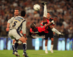 De Pinho hizo 33 goles en 44 encuentros de rojinegro. Source: Referee.