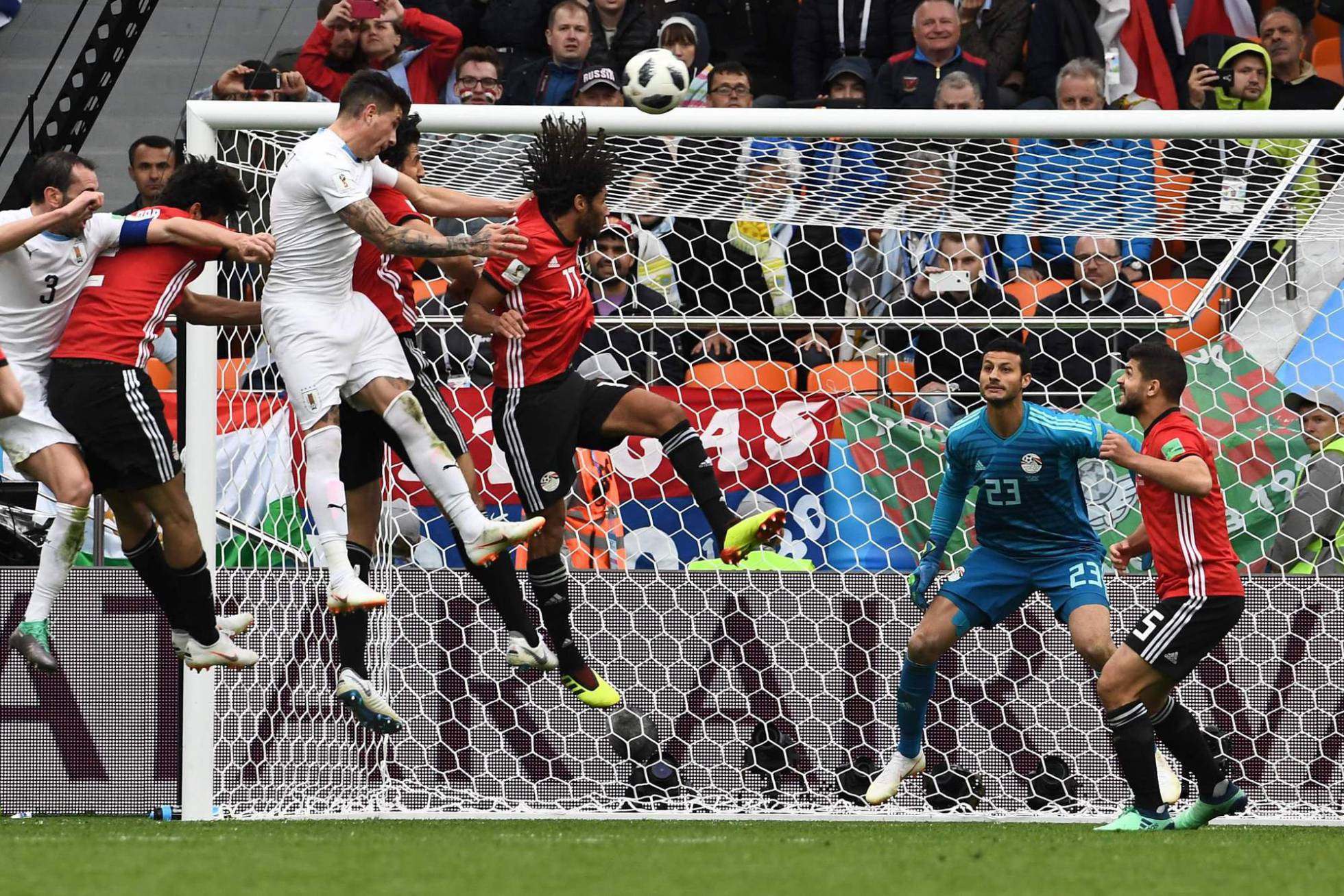 Uruguay gana sufriendo y Egipto busca que Salah reaparezca. 